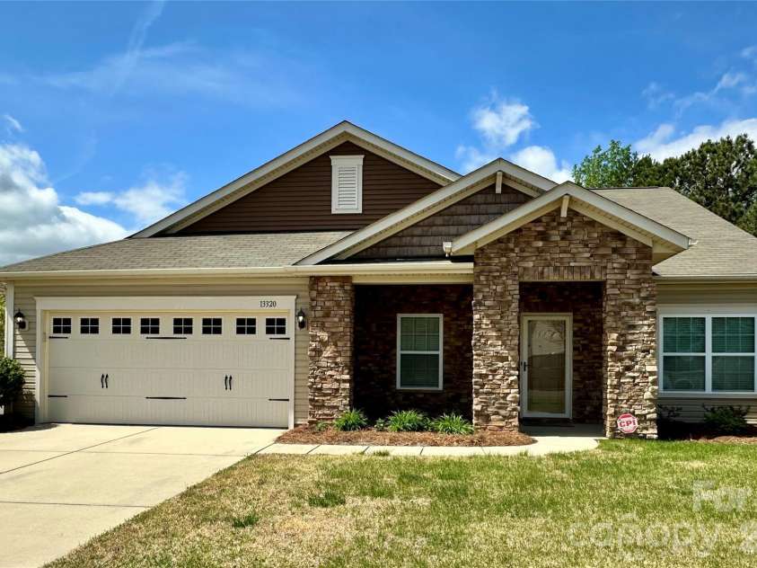 13320 Hunting Birds Lane, Charlotte, NC 28278.  MLS# CAR4362180, YatesRealty ID 14274. 