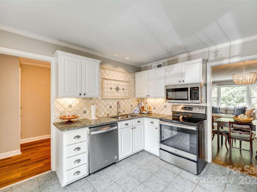 4607 Hedgemore Drive, Charlotte, NC 28209.  MLS# CAR4247696, YatesRealty ID 14274. 