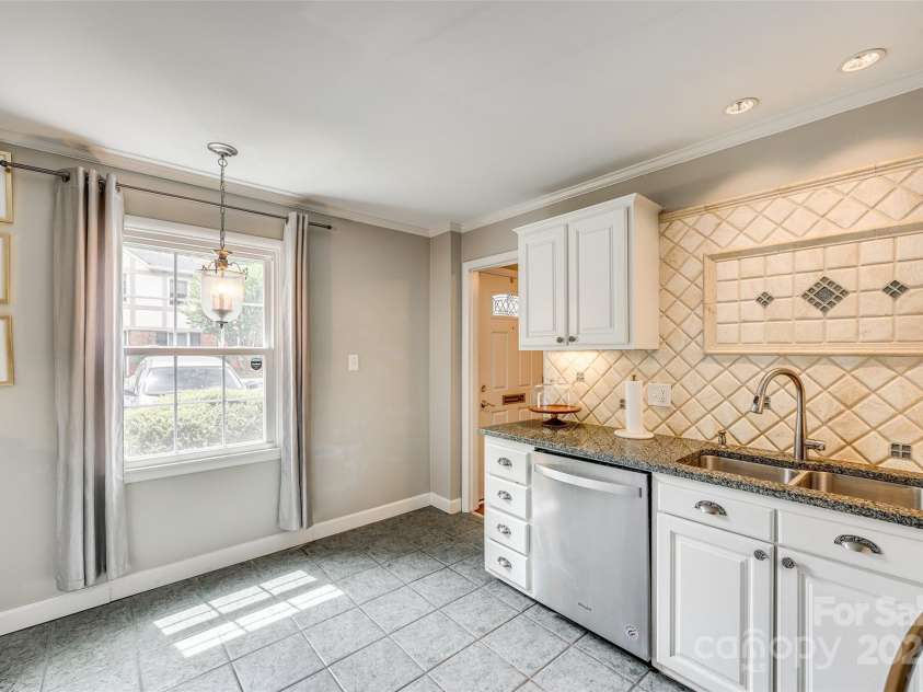 4607 Hedgemore Drive, Charlotte, NC 28209.  MLS# CAR4247696, YatesRealty ID 14274. 