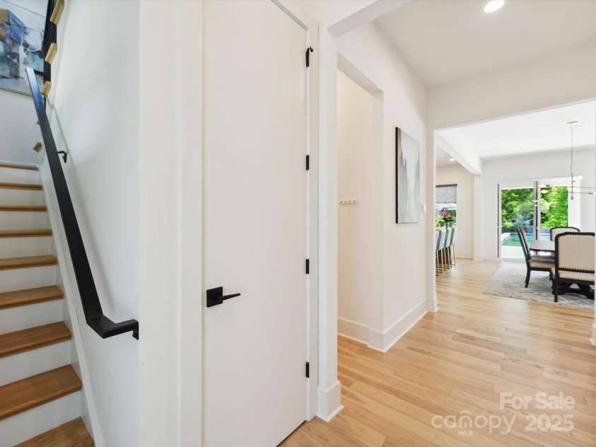 1009 Belmont Avenue, Charlotte, NC 28205.  MLS# CAR4252880, YatesRealty ID 14275. Entry/Stairwell