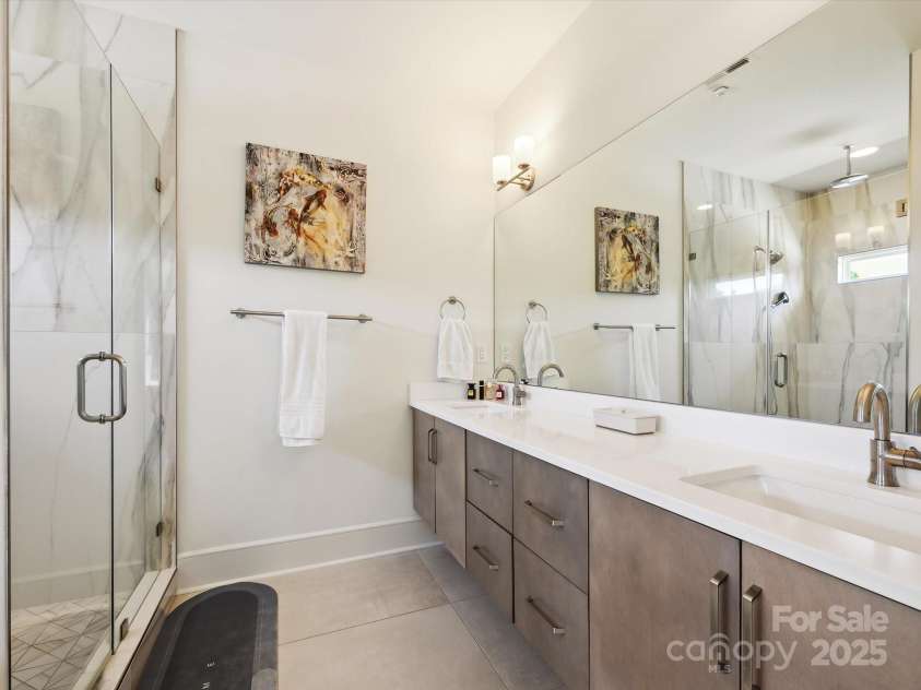 1009 Belmont Avenue, Charlotte, NC 28205.  MLS# CAR4252880, YatesRealty ID 14275. Primary bath