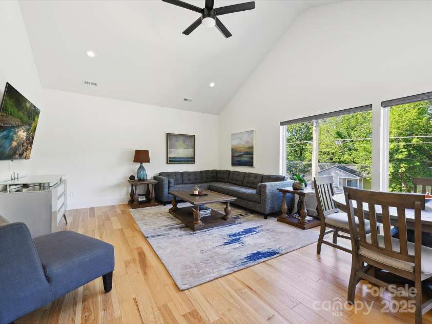 1009 Belmont Avenue, Charlotte, NC 28205.  MLS# CAR4252880, YatesRealty ID 14275. Vaulted Bonus/4th BR