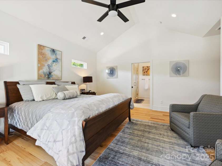 1009 Belmont Avenue, Charlotte, NC 28205.  MLS# CAR4252880, YatesRealty ID 14275. Vaulted ceiling