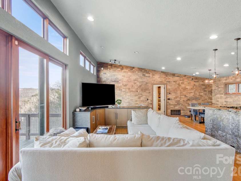 128 Leisure Mountain Road, Asheville, NC 28804.  MLS# CAR4311587, YatesRealty ID 14276. 