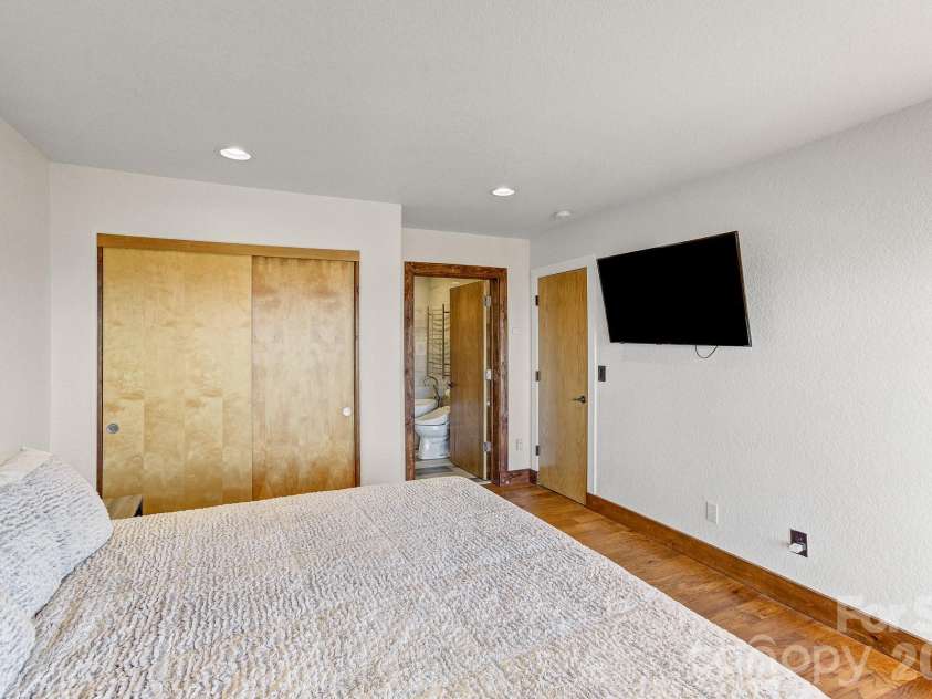 128 Leisure Mountain Road, Asheville, NC 28804.  MLS# CAR4311587, YatesRealty ID 14276. 
