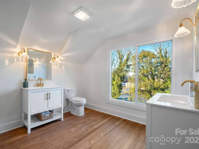 49 8th Street, Hickory, NC 28602.  MLS# CAR4220157, YatesRealty ID 14276. 