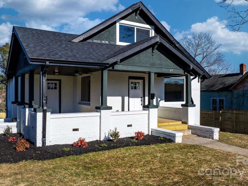 49 8th Street, Hickory, NC 28602.  MLS# CAR4220157, YatesRealty ID 14276. 