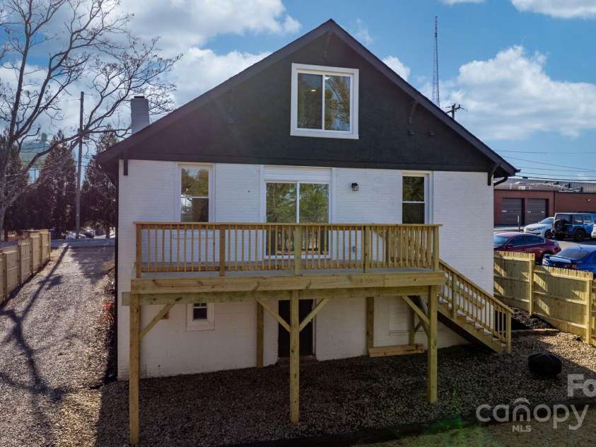 49 8th Street, Hickory, NC 28602.  MLS# CAR4220157, YatesRealty ID 14276. 