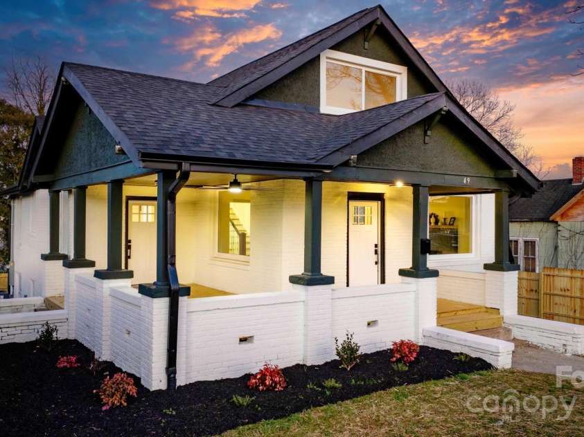 49 8th Street, Hickory, NC 28602.  MLS# CAR4220157, YatesRealty ID 14276. 