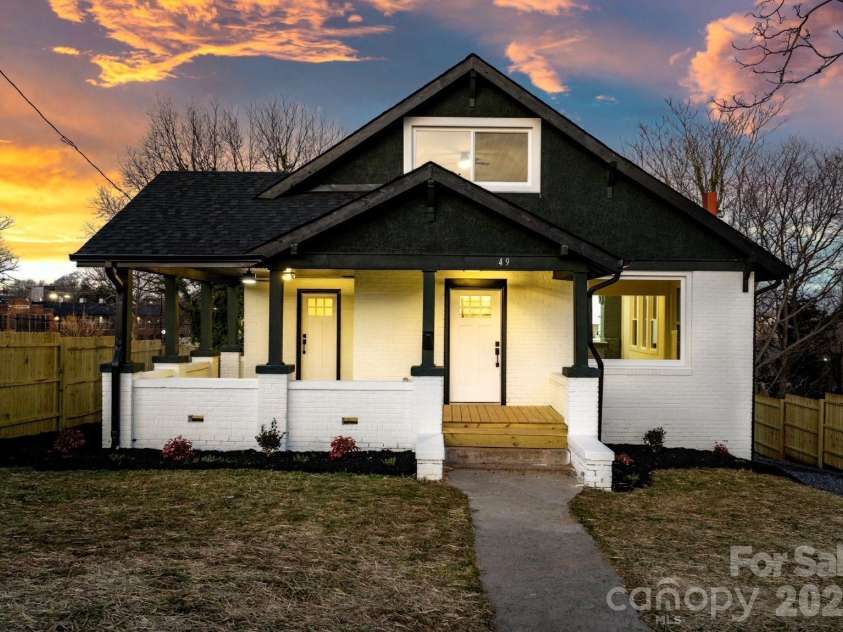 49 8th Street, Hickory, NC 28602.  MLS# CAR4220157, YatesRealty ID 14276. 