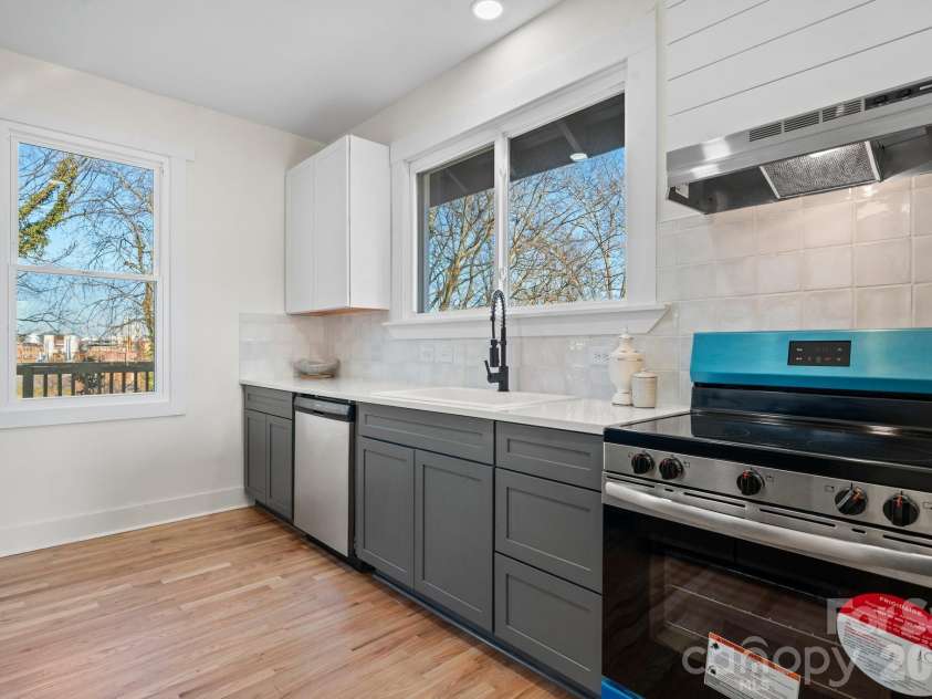 49 8th Street, Hickory, NC 28602.  MLS# CAR4220157, YatesRealty ID 14276. 