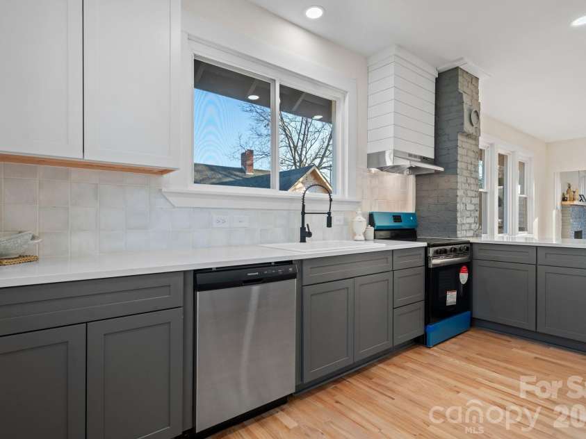 49 8th Street, Hickory, NC 28602.  MLS# CAR4220157, YatesRealty ID 14276. 