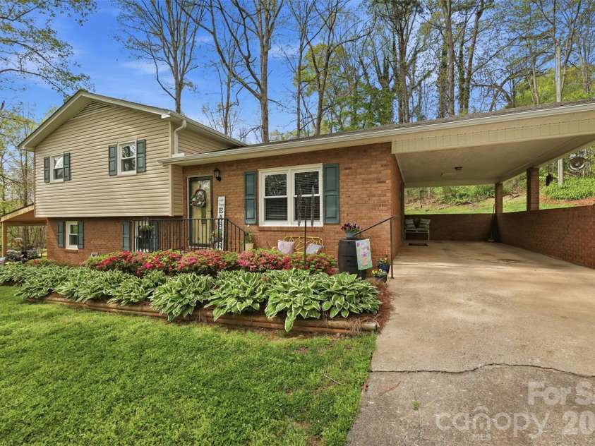 1711 Mccombs Street, Newton, NC 28658.  MLS# CAR4318276, YatesRealty ID 14277. 