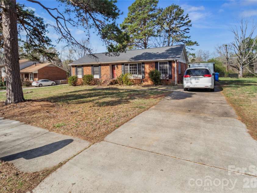 1135 Fieldstone Road, Mooresville, NC 28115.  MLS# CAR4351019, YatesRealty ID 14285. Driveway