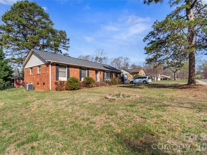 1135 Fieldstone Road, Mooresville, NC 28115.  MLS# CAR4351019, YatesRealty ID 14285. Front side