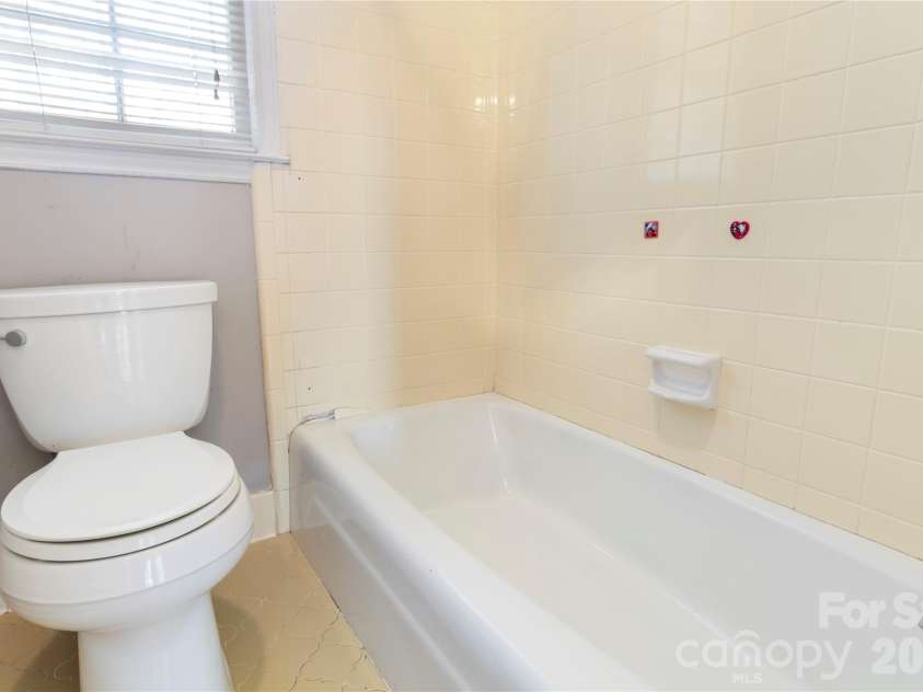 1135 Fieldstone Road, Mooresville, NC 28115.  MLS# CAR4351019, YatesRealty ID 14285. Hallway Bathroom