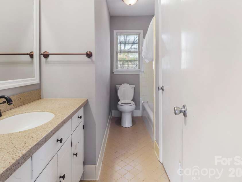 1135 Fieldstone Road, Mooresville, NC 28115.  MLS# CAR4351019, YatesRealty ID 14285. Hallway Bathroom
