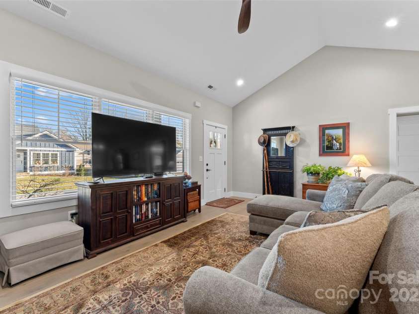 102 Olde Oak Way, Hendersonville, NC 28792.  MLS# CAR4217910, YatesRealty ID 14286. 