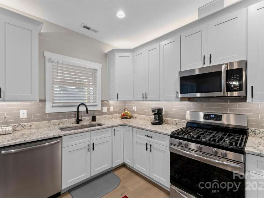 102 Olde Oak Way, Hendersonville, NC 28792.  MLS# CAR4217910, YatesRealty ID 14286. 