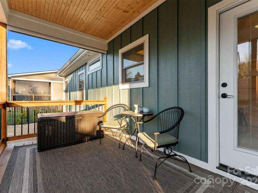 102 Olde Oak Way, Hendersonville, NC 28792.  MLS# CAR4217910, YatesRealty ID 14286. 