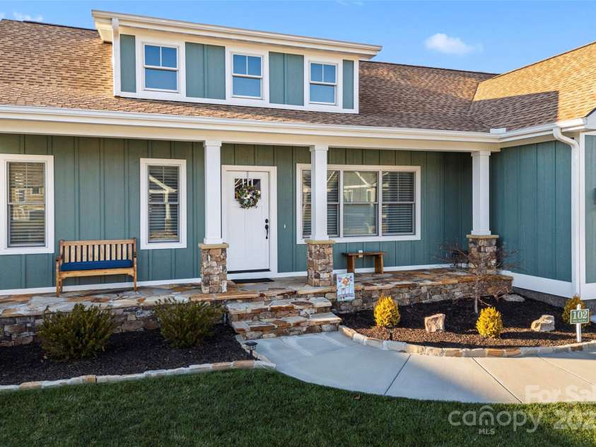 102 Olde Oak Way, Hendersonville, NC 28792.  MLS# CAR4217910, YatesRealty ID 14286. 
