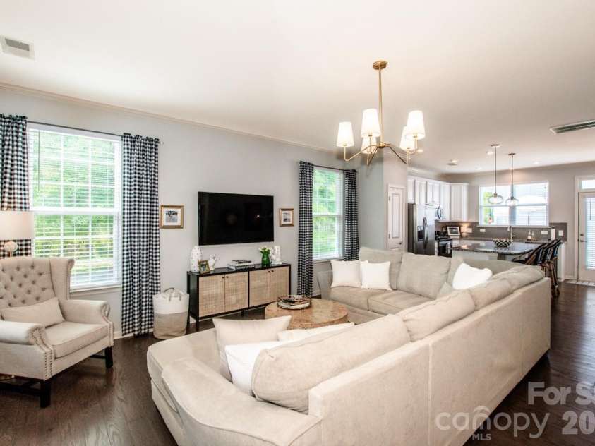 13621 Old Vermillion Drive, Huntersville, NC 28078.  MLS# CAR4370576, YatesRealty ID 14286. A spacious great room in this open floor plan