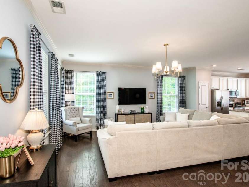 13621 Old Vermillion Drive, Huntersville, NC 28078.  MLS# CAR4370576, YatesRealty ID 14286. The great room flows into the kitchen in this open floor plan