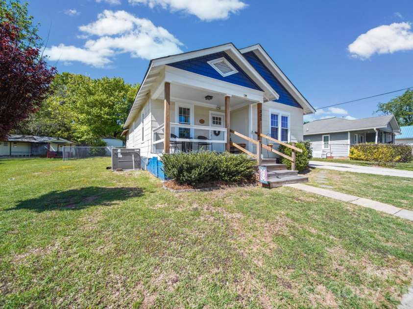 335 Mayflower Avenue, Cramerton, NC 28032.  MLS# CAR4367323, YatesRealty ID 14289. 