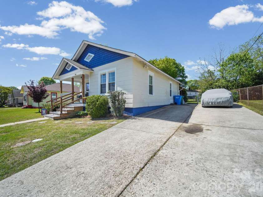 335 Mayflower Avenue, Cramerton, NC 28032.  MLS# CAR4367323, YatesRealty ID 14289. 