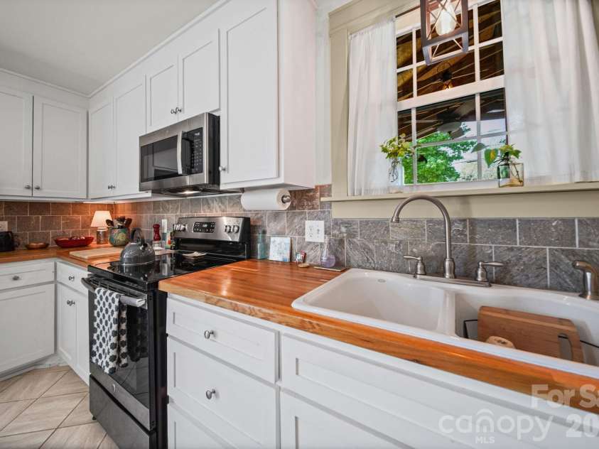 335 Mayflower Avenue, Cramerton, NC 28032.  MLS# CAR4367323, YatesRealty ID 14289. 