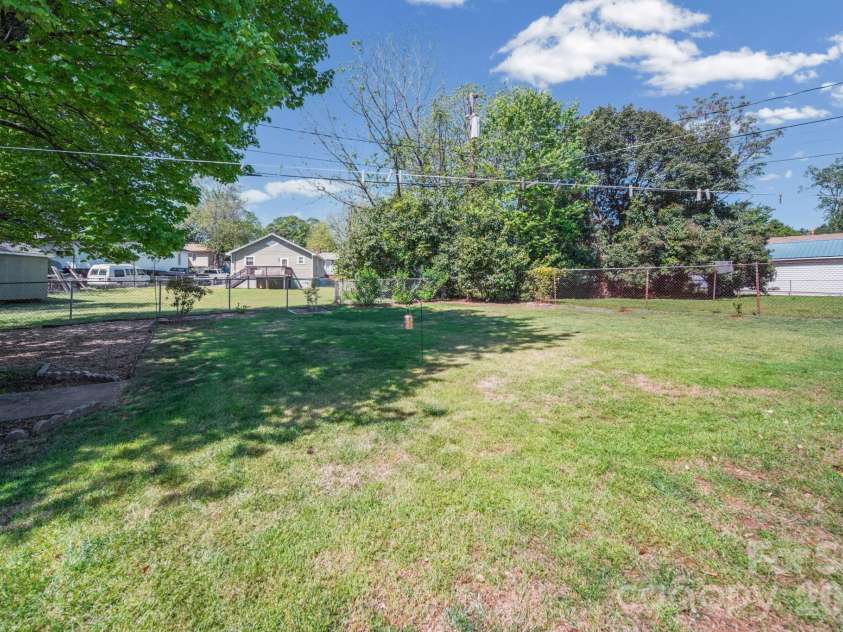 335 Mayflower Avenue, Cramerton, NC 28032.  MLS# CAR4367323, YatesRealty ID 14289. 