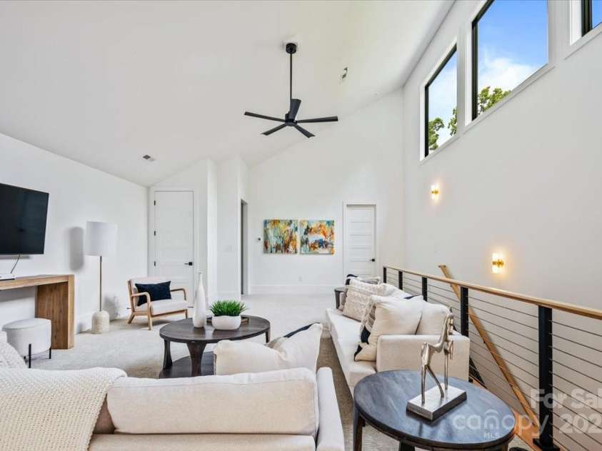 3304 Mar Vista Circle, Charlotte, NC 28209.  MLS# CAR4269142, YatesRealty ID 1429. 