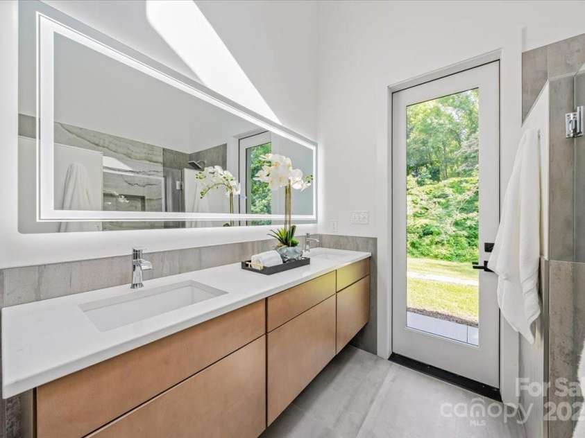 3304 Mar Vista Circle, Charlotte, NC 28209.  MLS# CAR4269142, YatesRealty ID 1429. Direct access from the primary bath to outdoor shower.