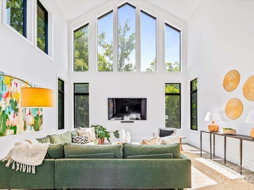 3304 Mar Vista Circle, Charlotte, NC 28209.  MLS# CAR4269142, YatesRealty ID 1429. Soaring 25' ceilings in the great room with floor to ceiling windows allowing for views of tree scape. 