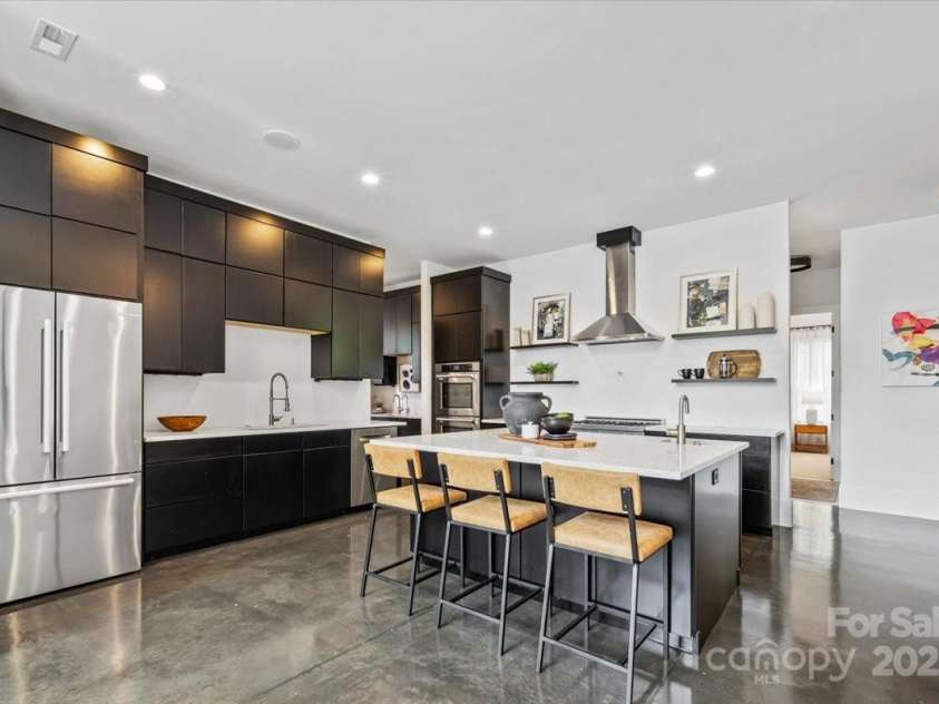3304 Mar Vista Circle, Charlotte, NC 28209.  MLS# CAR4269142, YatesRealty ID 1429. Z Line double ovens, 6 burner gas cooktop, and hood