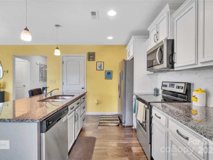 3578 Saddlebrook Drive, Midland, NC 28107.  MLS# CAR4252772, YatesRealty ID 14291. Modern kitchen with granite countertops, tiled backsplash and stainless steel appliances.