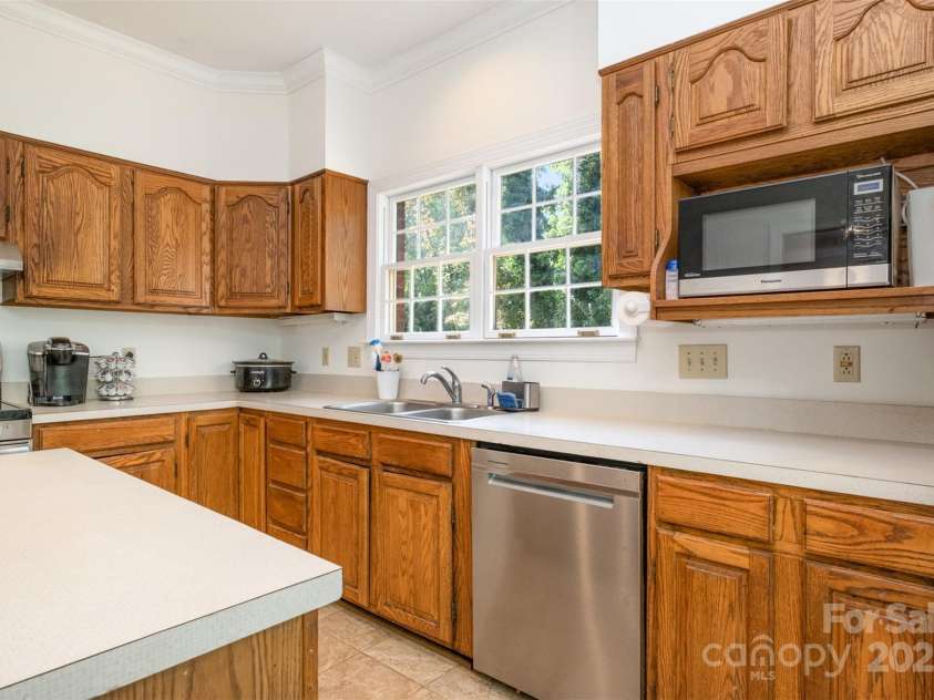 119 Lakenheath Lane, Matthews, NC 28105.  MLS# CAR4241430, YatesRealty ID 14292. 