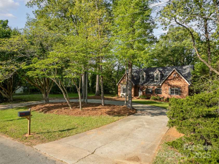 119 Lakenheath Lane, Matthews, NC 28105.  MLS# CAR4241430, YatesRealty ID 14292. Circular drive