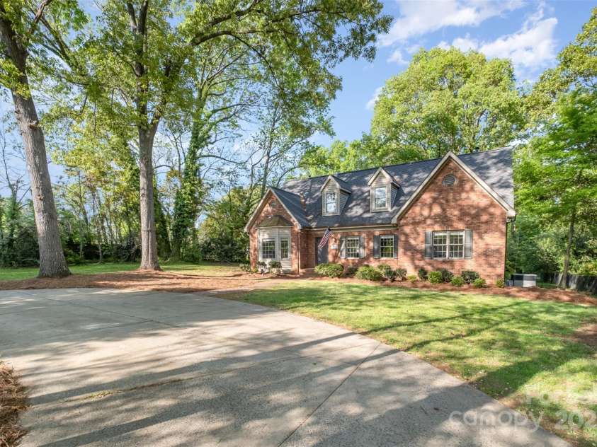 119 Lakenheath Lane, Matthews, NC 28105.  MLS# CAR4241430, YatesRealty ID 14292. Circular Drive