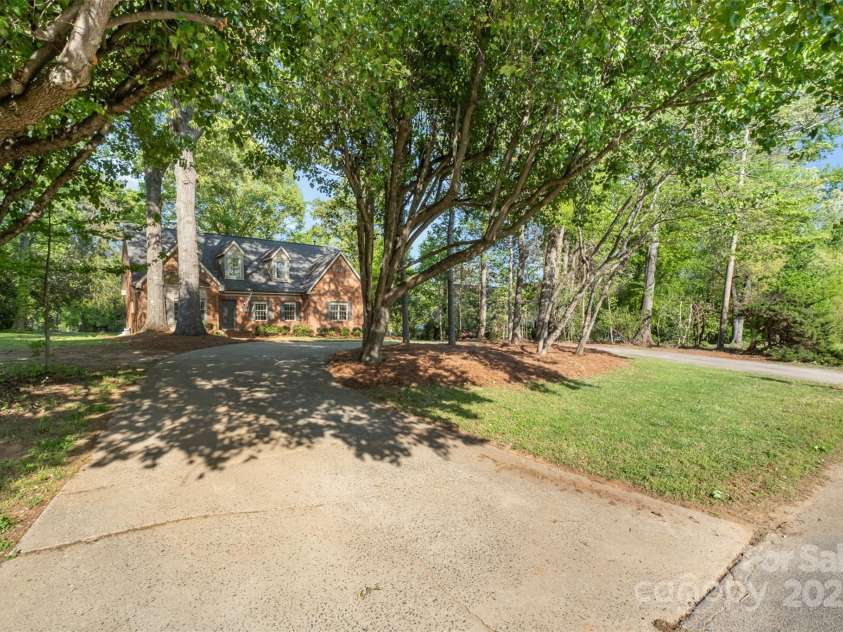 119 Lakenheath Lane, Matthews, NC 28105.  MLS# CAR4241430, YatesRealty ID 14292. Circular Drive