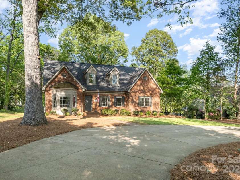 119 Lakenheath Lane, Matthews, NC 28105.  MLS# CAR4241430, YatesRealty ID 14292. Front of home with circular drive