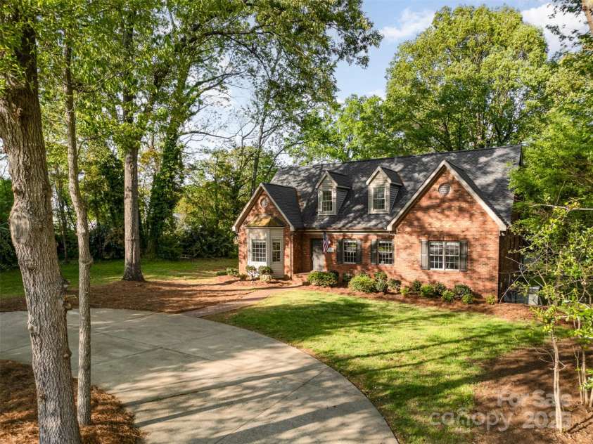 119 Lakenheath Lane, Matthews, NC 28105.  MLS# CAR4241430, YatesRealty ID 14292. Mature trees on front lawn