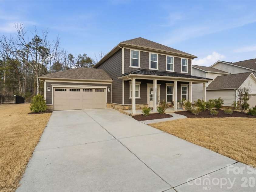 607 Southstone Drive, Matthews, NC 28104.  MLS# CAR4346375, YatesRealty ID 14292. 