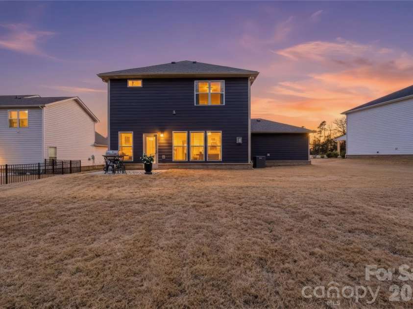 607 Southstone Drive, Matthews, NC 28104.  MLS# CAR4346375, YatesRealty ID 14292. 