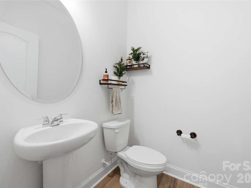607 Southstone Drive, Matthews, NC 28104.  MLS# CAR4346375, YatesRealty ID 14292. Half bath on main