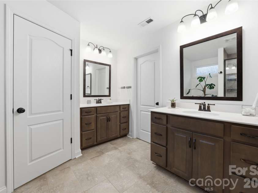 607 Southstone Drive, Matthews, NC 28104.  MLS# CAR4346375, YatesRealty ID 14292. Primary En-suite