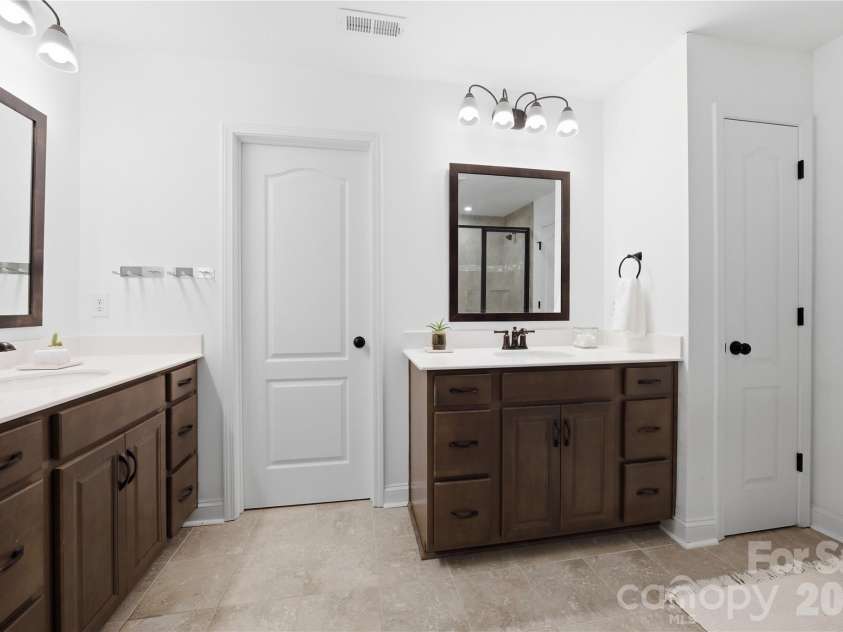 607 Southstone Drive, Matthews, NC 28104.  MLS# CAR4346375, YatesRealty ID 14292. Primary En-suite
