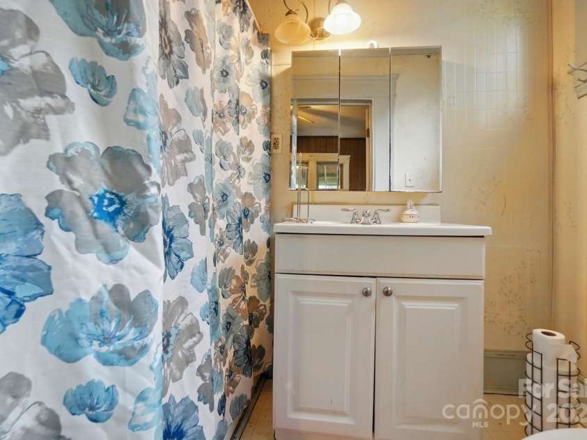 247 Park Avenue, Charlotte, NC 28203.  MLS# CAR4246095, YatesRealty ID 14294. 