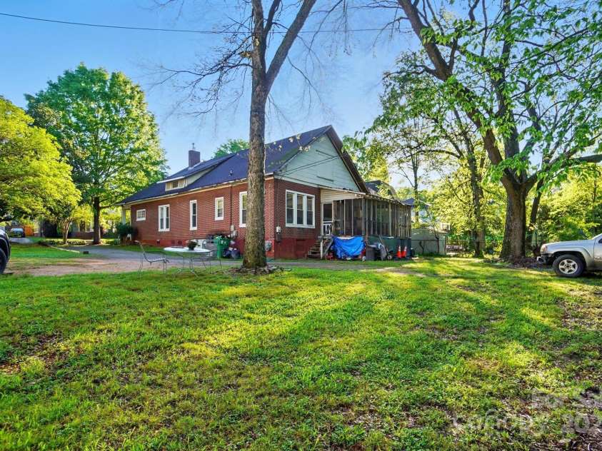 247 Park Avenue, Charlotte, NC 28203.  MLS# CAR4246095, YatesRealty ID 14294. 