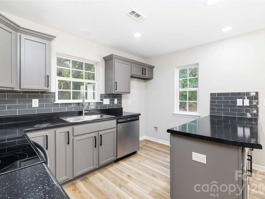 136 Mangum Circle, Mooresville, NC 28117.  MLS# CAR4372603, YatesRealty ID 14295. 